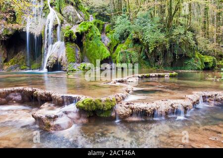 Pool auf Basis der Tufs Wasserfall in der Nähe von Les Planches-pres Arbois, Jura (39), Bourgogne-Franche-Comte, Frankreich Stockfoto