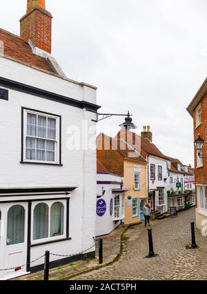 Blick auf den malerischen historischen Gebäuden in der Quay Street, Old Lymington, eine Stadt im New Forest District in Hampshire, Südengland, Großbritannien Stockfoto