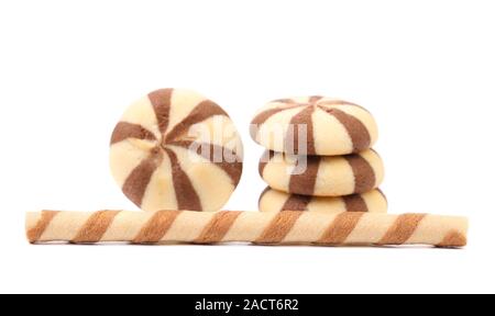 Gestreifter Schoko Waffelröllchen und Pfahl Kekse. Stockfoto