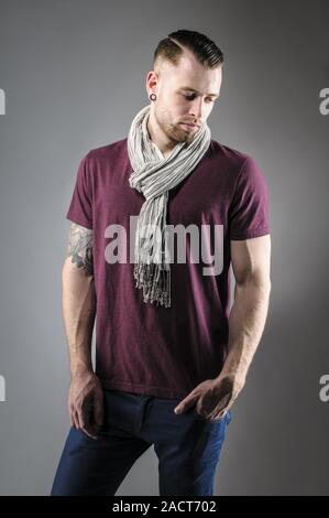 Junger Mann in Freizeitkleidung Stockfoto