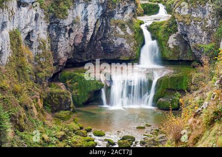 La Billaude Wasserfall, Le Vaudioux, Jura (39), Bourgogne-Franche-Comte, Frankreich. Die Lemme Fluss fällt 28 m in 2 aufeinanderfolgenden Sprüngen den Wasserfall zu bilden Stockfoto
