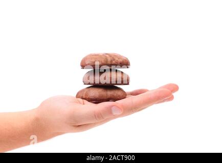 Hand hält Schokolade Baisers. Stockfoto