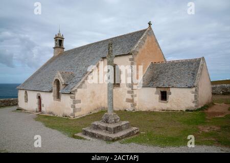 Saint-They Kapelle (15. Jahrhundert) mit Blick auf die Bucht und Trepasses Iroise, - Cleden-Cap Sizun, Pointe du Van (29), Finistère, Bretagne, Frankreich Stockfoto