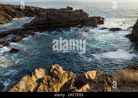 Playa Paraiso, Himmel, Felsen und Meer bei Sonnenuntergang an der Westküste von Teneriffa, Kanarische Inseln, Spanien Stockfoto