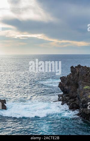 Playa Paraiso, Himmel, Felsen und Meer bei Sonnenuntergang an der Westküste von Teneriffa, Kanarische Inseln, Spanien Stockfoto