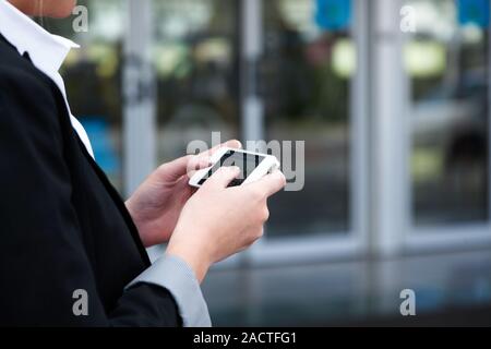 Frau schreibt eine SMS mit Ihrem Mobiltelefon Stockfoto