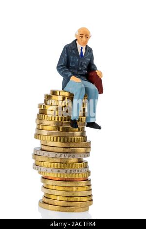 Rentner sitzt auf einem Haufen Geld Stockfoto