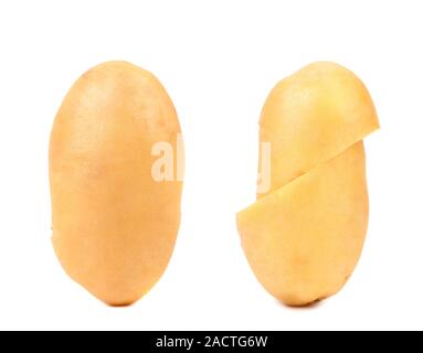 Zwei frische Kartoffeln ganze und geschnittene. Stockfoto