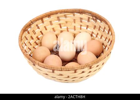Eiern in einem Weidenkorb Stockfoto