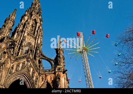 Walter Scott Monument und hohe Star Flyer Messe fahren. Edinburgh Weihnachtsmarkt und Markt. Schottland Stockfoto