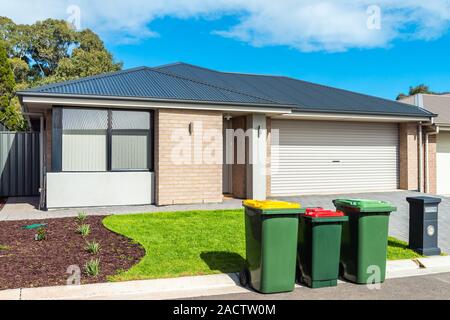 Garbage wheelie bins auf einer Straße in der Nähe der australischen Haus bereit für haushaltsnahe Sammlung von Abfällen Stockfoto