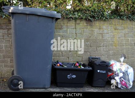 Curbside Glas, Speisereste und gemischte Recycling zur Abholung bereit zusammen mit der normalen Mülltonne für den normalen Müll/Abfall/Müll verwendet Stockfoto