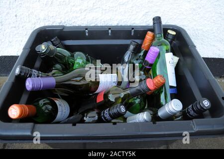 Aberystwyth Ceredigion/UK am 3. Dezember 2019: Curbside Glas Glas und Flasche recycling Container für wöchentliche Glas Recycling, Ceredigion, Wales verwendet Stockfoto