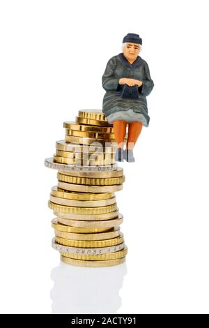 Rentner sitzen auf einem Haufen Geld Stockfoto