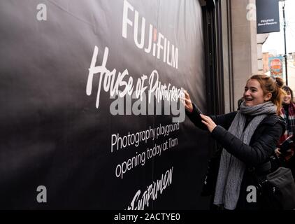 Lucia Tremonti, der ersten Person in der Warteschlange bei der Fuji Store starten, Stockfoto