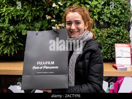 Lucia Tremonti (rechts), der ersten Person in der Warteschlange bei der Fuji Store starten Stockfoto