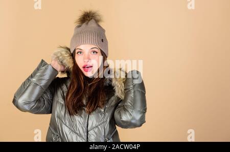 Ich kann nicht glauben, dass in Ihm. happy Winter Urlaub. Weihnachten kommen. Schönheit im Winter Kleidung. Saison einkaufen. Mädchen in Beanie-mütze. fellimitat Mode. Frau in gepolsterten warmen Mantel. Grippe und kalt. saisonale Mode. Stockfoto