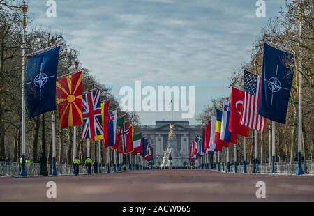 London, Großbritannien. 03 Dez, 2019. Die Fahnen der NATO und der Mitgliedstaaten der Winkenden vor Beginn der NATO-Gipfel vor dem Buckingham Palace. Das Treffen der Staats- und Regierungschefs der 70. Jahrestag der militärischen Allianz zu feiern. Quelle: Michael Kappeler/dpa/Alamy leben Nachrichten Stockfoto