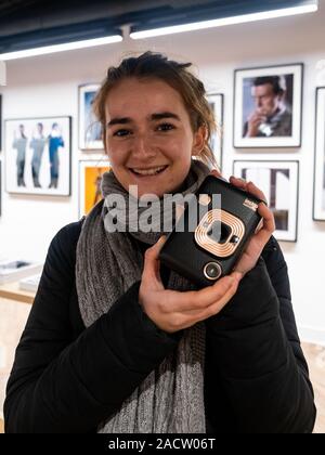 Lucia Tremonti (rechts), der ersten Person in der Warteschlange bei der Fuji Store starten Stockfoto