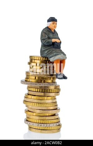 Rentner sitzen auf einem Haufen Geld Stockfoto