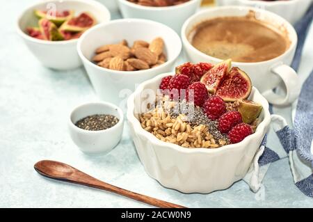 Haferflocken mit Himbeeren, Feigen, Chia Samen und Nüsse Stockfoto