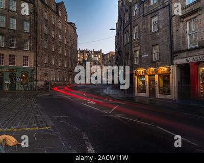 Edinburgh, Schottland - 12/01/2019: Lange Belichtung Auto Licht Spuren auf den Straßen von Edinburgh in Schottland. Sonnenstrahlen und bokeh Effekte schlagen die Kamera Stockfoto