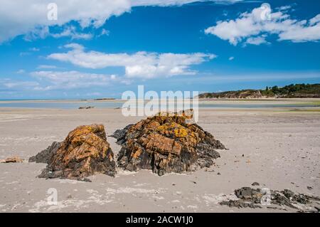 Bucht von Saint-Brieuc bei Ebbe mit Felsbrocken auf dem Sandstrand, Cotes d'Armor (22), Bretagne, Frankreich Stockfoto