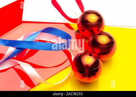Rote Kugeln durch schöne farbige Kabelbinder aus dem Weihnachtsbaum zu Verband und aufgehängt werden, Geschenke, Dekoration für Türen und Tabellen begleiten auf diesen Importan Stockfoto