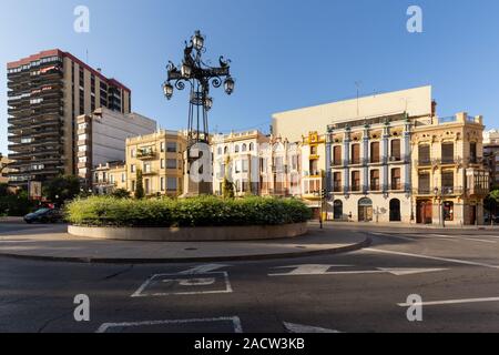 Iconic metall Laterne an Piaca de la Independencia, Castellon de la Plana, Spanien - 2019.08.10. Sonnenuntergang über der berühmten Wahrzeichen - alt, Metall Laterne an Cent Stockfoto