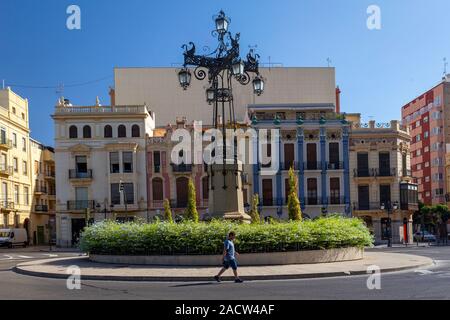 Alte Laterne an Piaca de la independiencia, Castellon de la Plana, Spanien - 2019.08.10. Metall, kultige Alte Laterne am zentralen Platz der Altstadt Castello Stockfoto