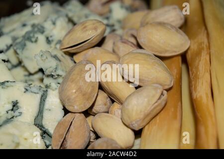 Salz - gebratene Pistazien, Gorgonzola und geräucherter Käse. Close Up. Stockfoto