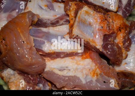 Rippchen mariniert mit Gewürzen. Home Kochen. Close Up. Stockfoto