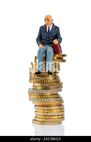 Rentner sitzt auf einem Haufen Geld Stockfoto