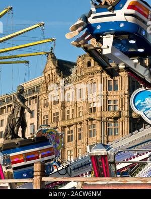 Yeti und Star Flyer Fahrgeschäfte. Edinburgh Weihnachtsmarkt und Fair. Jenners Kaufhaus auf der Princess Street im Hintergrund. Schottland Stockfoto