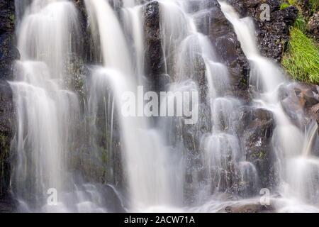 Detail eines kleinen Wasserfalls auf der Insel Skye in Stockfoto