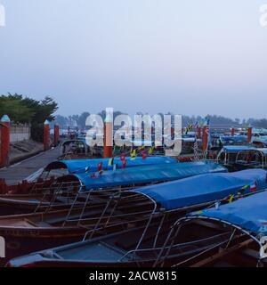 Boote zu den Perhentian Islands, an Kuala Besut Jetty in Terengganu in Malaysia geparkt Stockfoto