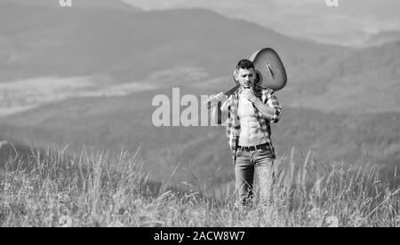 Schönheit der Natur. Frische Luft der Berge. Ferienhäuser Reiseziele. Allein gehen. Mann mit Gitarre auf dem Gipfel des Berges. Beste weg von Stadt zu entkommen. Guy Wanderer Natur pur genießen. Ausflüge in die Natur. Stockfoto