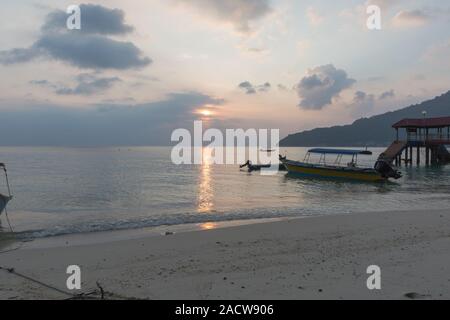 Boot auf Perhentian Inseln in Terengganu in Malaysia geparkt Stockfoto