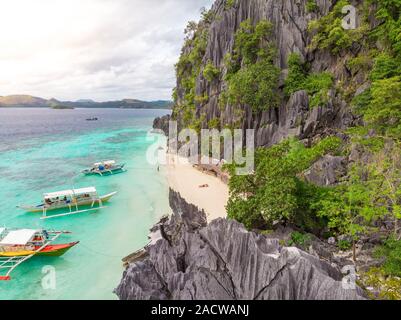 Luftaufnahme von Banol Beach auf Paradise Island, Coron, Palawan, Philippinen - tropisches Reiseziel Stockfoto