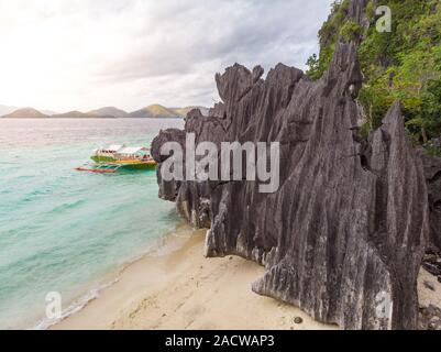 Luftaufnahme von Banol Beach auf Paradise Island, Coron, Palawan, Philippinen - tropisches Reiseziel Stockfoto