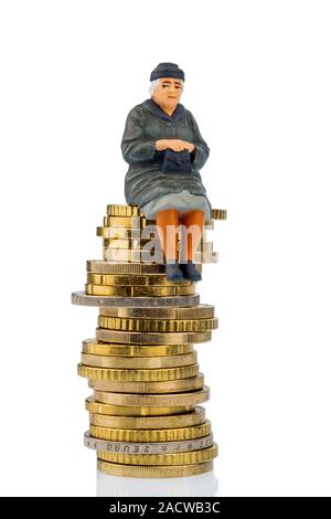 Rentner sitzen auf einem Haufen Geld Stockfoto