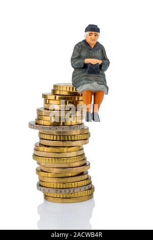 Rentner sitzen auf einem Haufen Geld Stockfoto