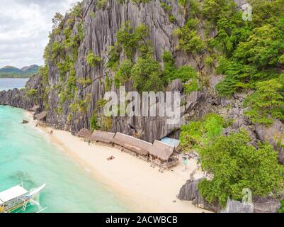 Luftaufnahme von Banol Beach auf Paradise Island, Coron, Palawan, Philippinen - tropisches Reiseziel Stockfoto