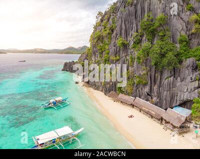 Luftaufnahme von Banol Beach auf Paradise Island, Coron, Palawan, Philippinen - tropisches Reiseziel Stockfoto