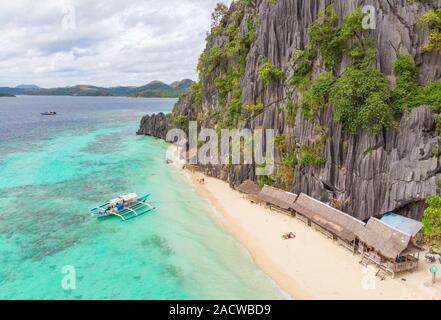 Luftaufnahme von Banol Beach auf Paradise Island, Coron, Palawan, Philippinen - tropisches Reiseziel Stockfoto