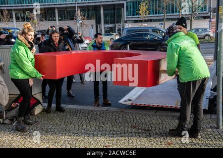 Berlin, Deutschland. 03 Dez, 2019. Mitglieder der Umweltschutzorganisation Greenpeace tragen die 'C' sie stahlen aus der Parteizentrale der CDU vor. Credit: Paul Zinken/dpa/Alamy leben Nachrichten Stockfoto