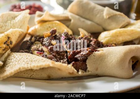 Tibs und injera in einem SIGA-Wette (eine kombinierte Metzger und Restaurant) in Addis Abeba, Äthiopien Stockfoto