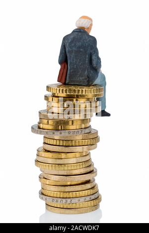 Rentner sitzen auf einem Haufen Geld Stockfoto