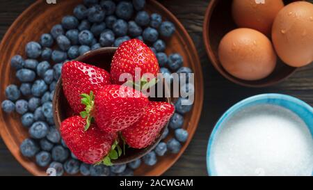 Blaubeeren und Erdbeeren im Prozess des American Pie. hausgemachte Backen Stockfoto