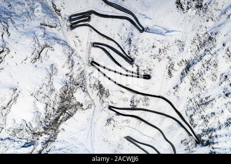 Zick-zack-Form und steile Kurven des verschneiten Stilfser Joch Straße von oben, Provinz Bozen, Südtirol, Italien